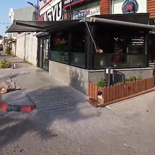 سایبان برقی با رنگ مشکی برای رستوران
