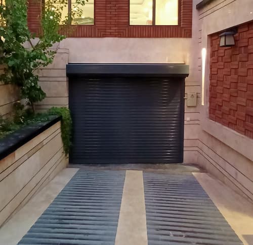 کرکره برقی با رنگ مشکی برای درب پارکینگ